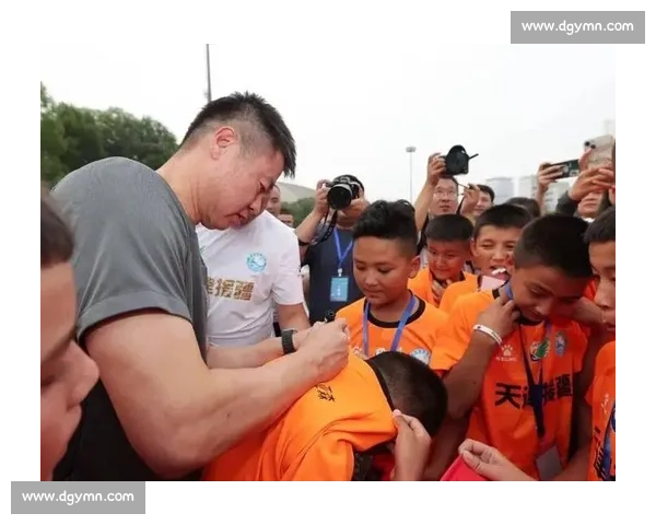 眼泪藏热爱！新疆小巴郎为津门虎呐喊